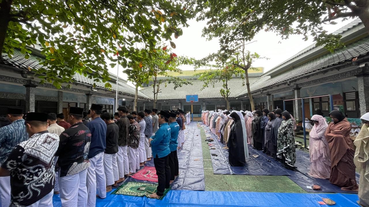 MEMBANGUN KARAKTER SPIRITUAL: PEMBIASAAN SOLAT DUHA BERSAMA DAN DZIKIR ALMA SURAT DI SEKOLAH AL-MADINAH