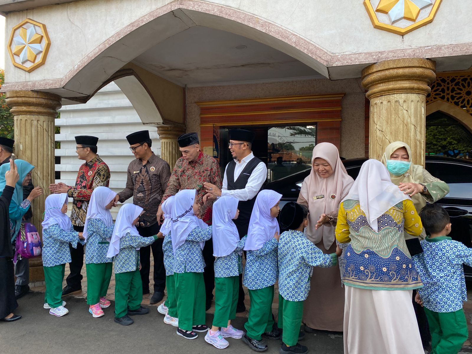 "Halal Bihalal bersama SIT Al-Madinah"