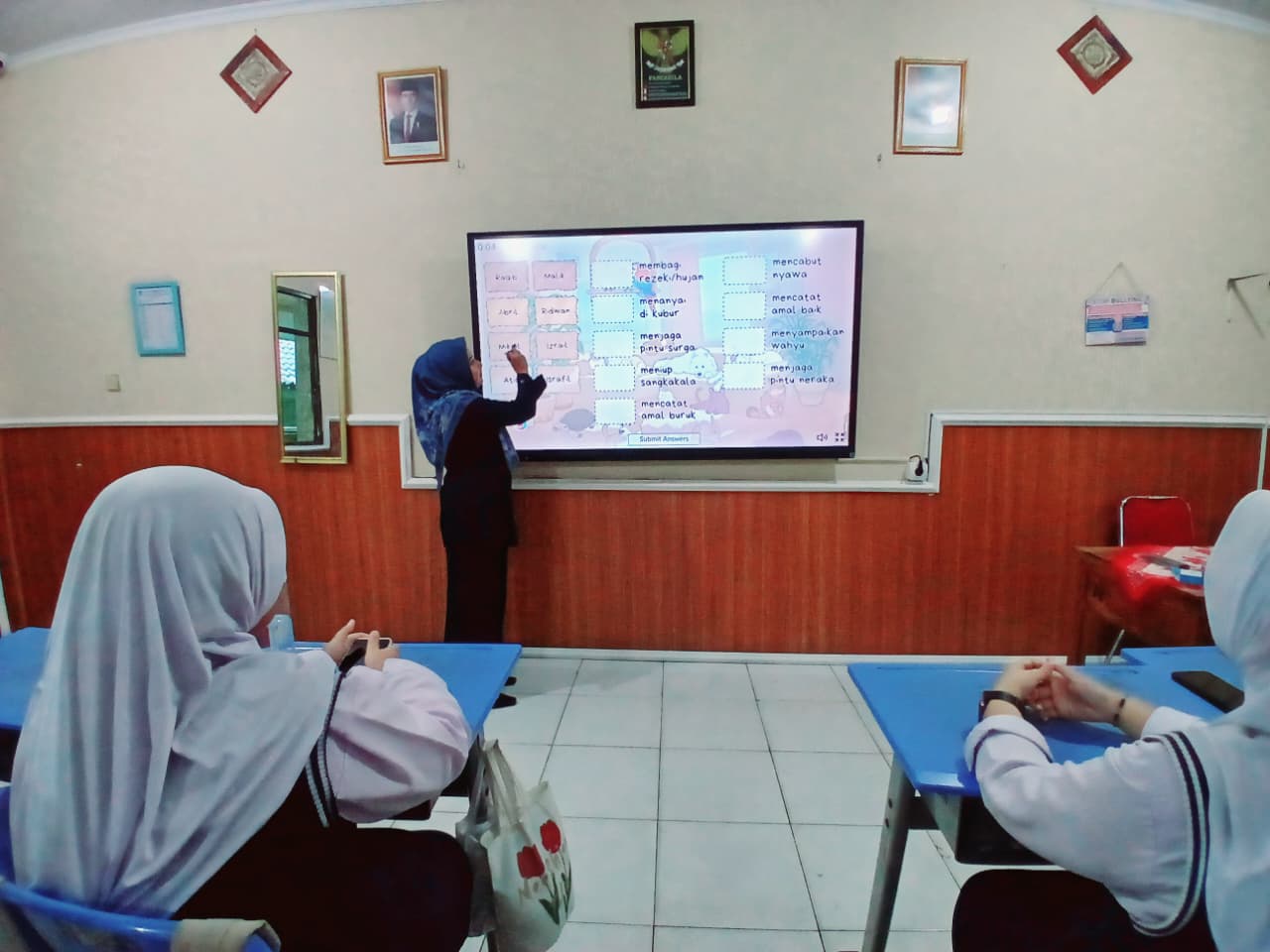 Pembelajaran PAI Menggunakan Smartboard sebagai  Inovasi Pembelajaran Menyenangkan di Kelas 7