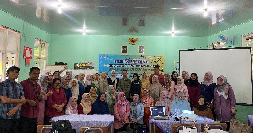 Berbagi Praktik Baik, Guru SMP IT Al-Madinah Pimpin Bintek Seni Rupa di Sukaraja