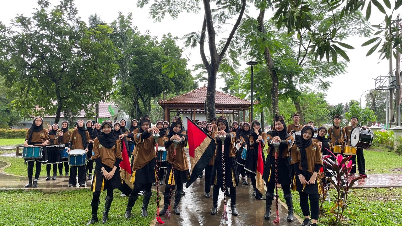 Gempita "CFD With Top Coffee": Aksi Memukau Marching Band Sekolah Al-Madinah di Jantung Cibinong