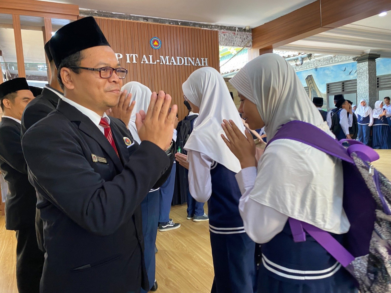 Pembiasaan Pagi di SMP IT Al-Madinah: Membangun Karakter Melalui Sapa Pagi