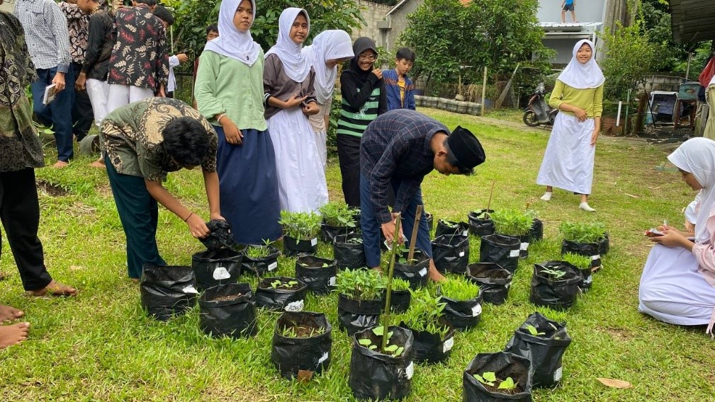 Pembelajaran Menanam sebagai Upaya Pembentukan Karakter Peduli Lingkungan di SMP IT Al Madinah (Subsidi Penuh)