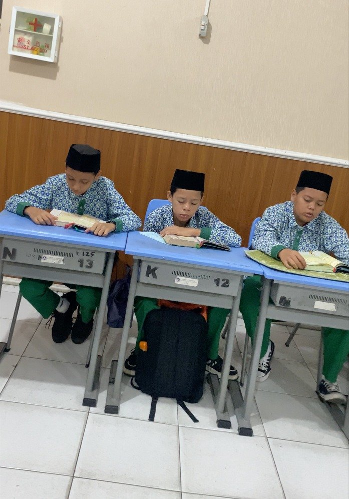 Menumbuhkan Generasi Qur’ani: Kelas Tahfidz SMPIT Al-Madinah, Unggul dalam Hafalan dan Prestasi
