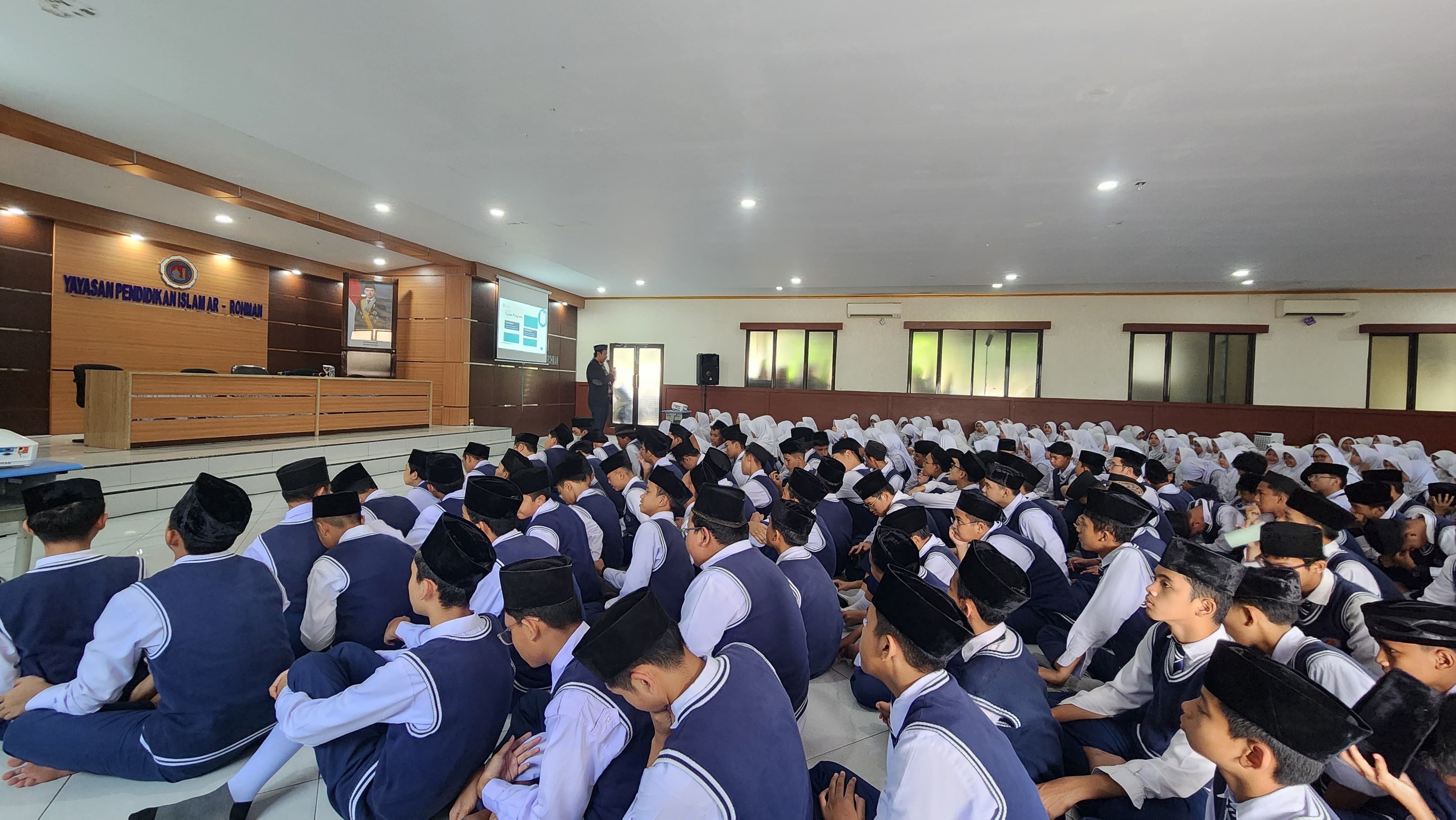 Sosialisasi Aplikasi Mobile Al-Madinah