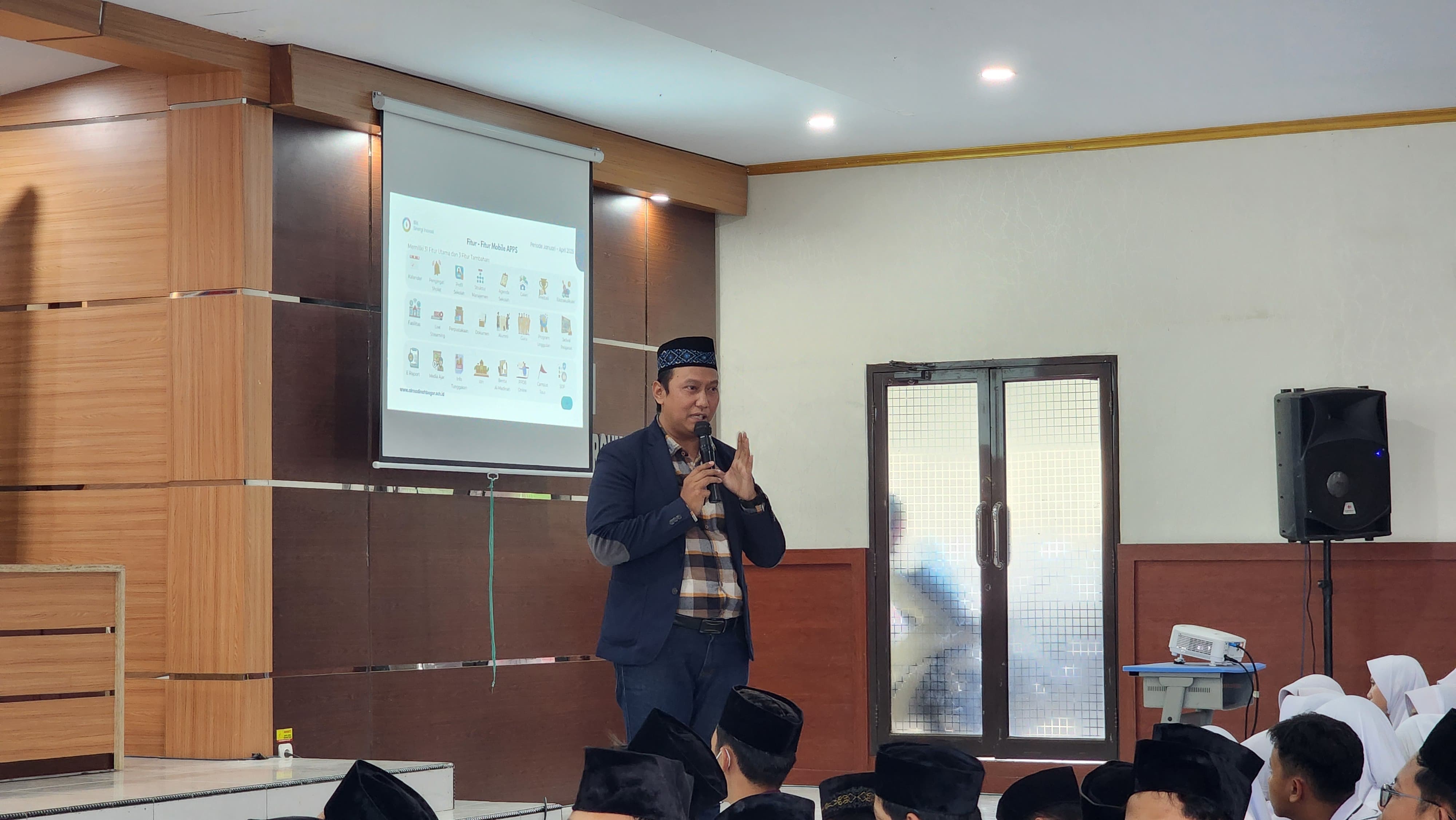 Sosialisasi Aplikasi Mobile Al-Madinah