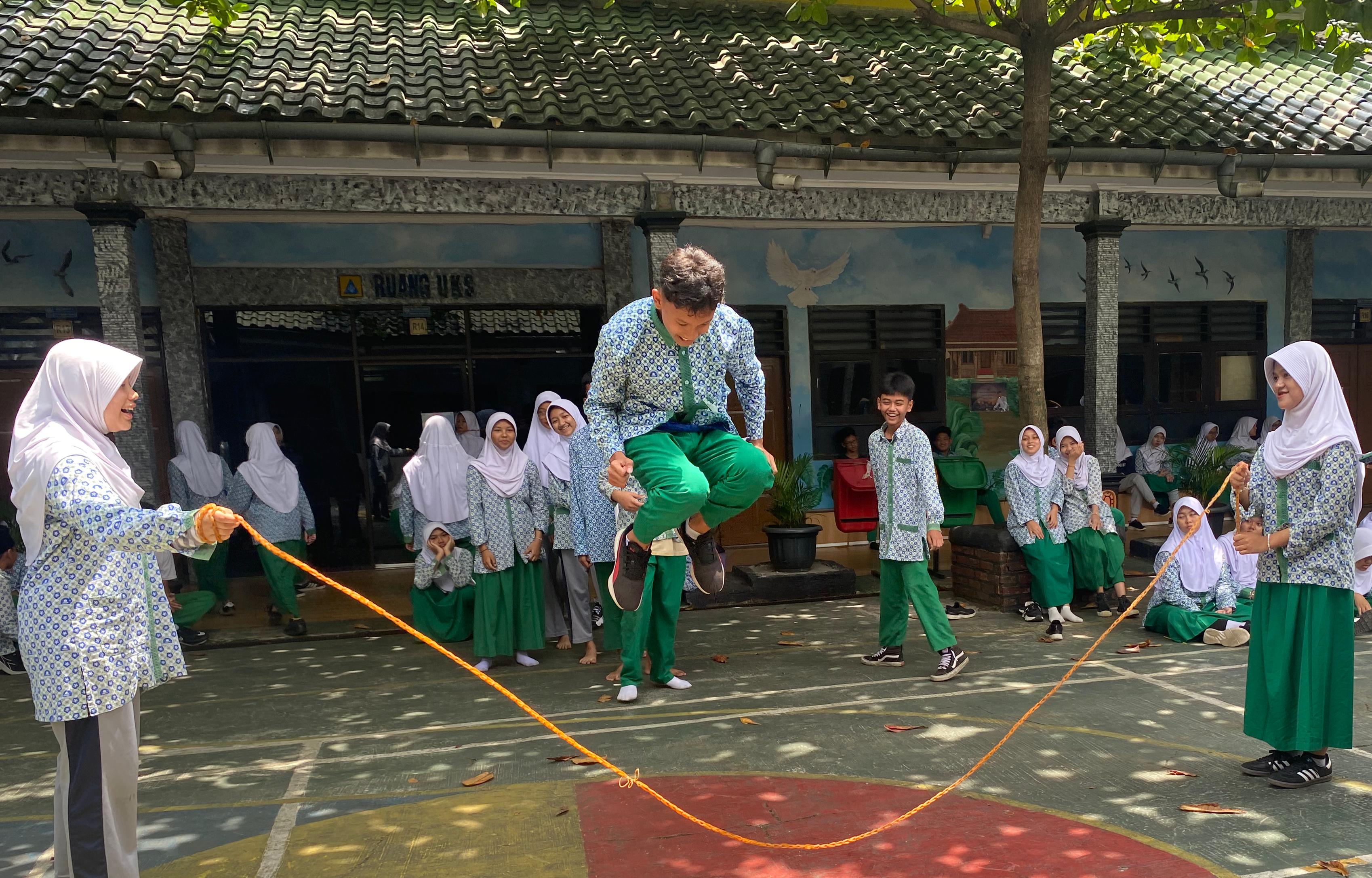 Kearifan Lokal (Permainan Tradisional)