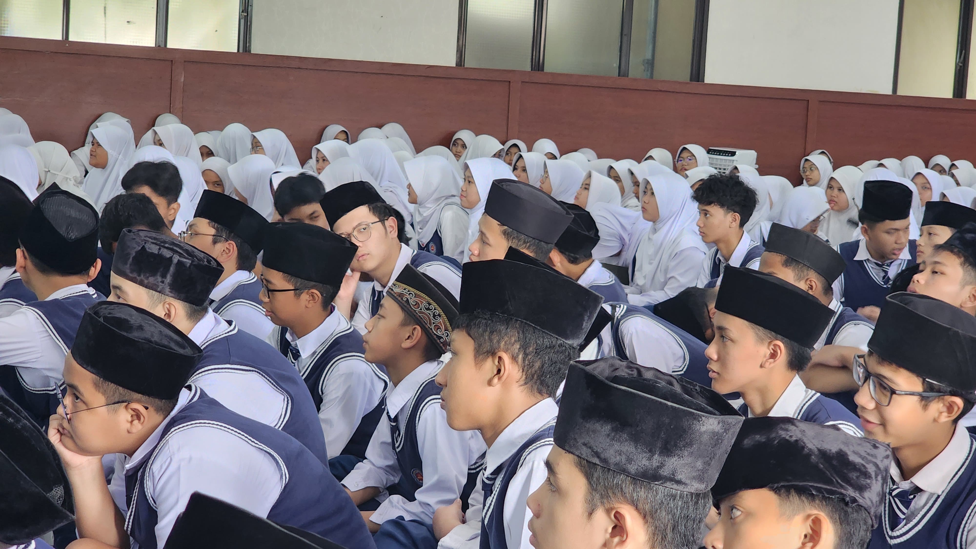 Sosialisasi Aplikasi Mobile Al-Madinah